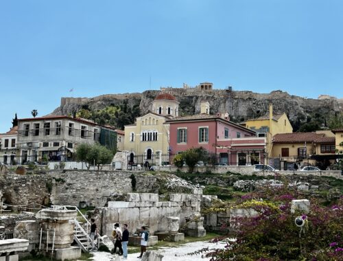 Blick auf Häuser in Athen unterhalb der Akropolis