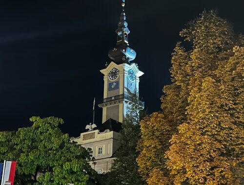 Bild Kirchturm in Linz bei Nacht. c by urlaubserfahrungen.ch