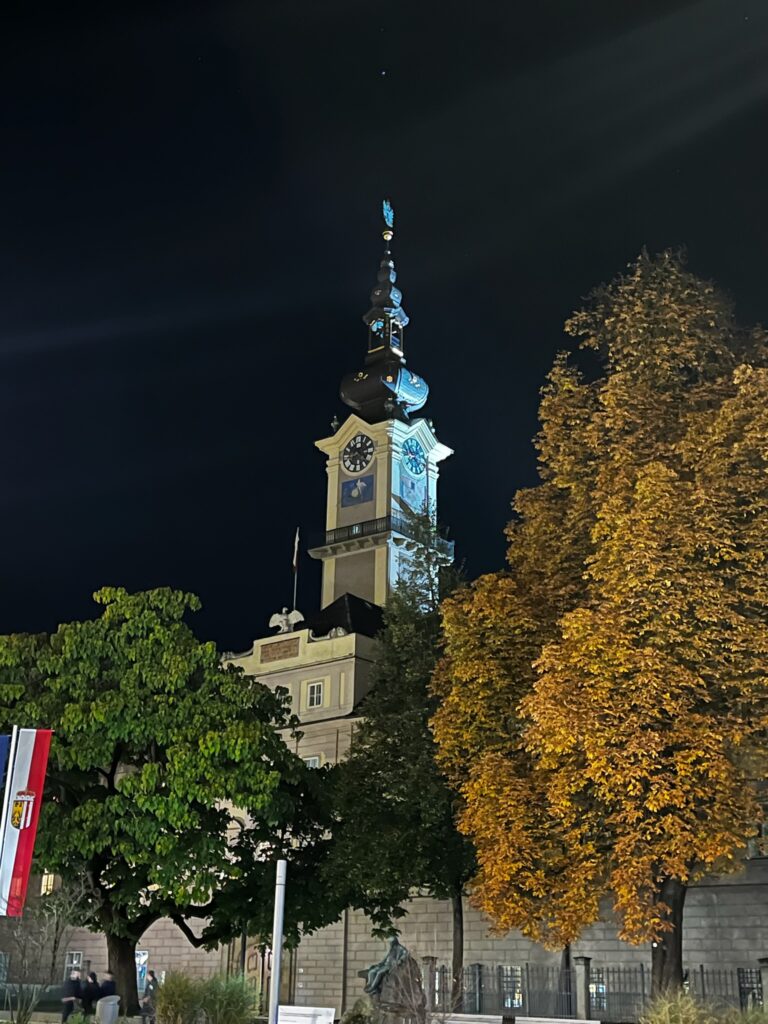 Blick auf Kirchturm in Linz in der Nacht, Bild by urlaubserfahrungen.ch