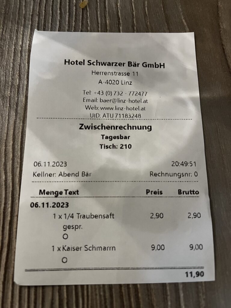 9€ für einen Kaiserschmarrnkuchen im Schwarzen Bär in Linz. Schade ums Geld. Bild by urlaubserfahrungen.ch